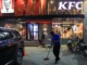 Trabalhador limpa frente de uma filial do KFC em Karachi, Paquistão, após ataque e vandalismo durante protesto anti-Israel.
