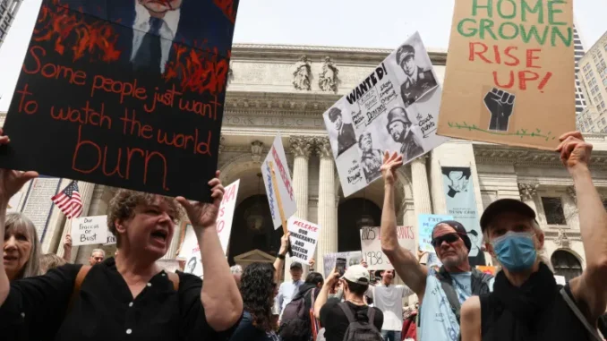 2025-04-19T163413Z_1180342194_RC241EA8CL1A_RTRMADP_3_USA-TRUMP-PROTESTS-1745084143 Protestos em várias cidades dos EUA contra a administração Trump destacam temas como deportações e direitos civis.