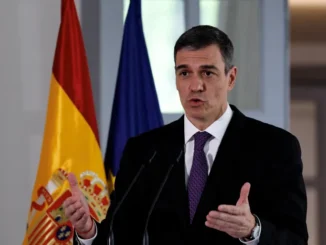 O Primeiro-Ministro espanhol Pedro Sánchez fala durante uma coletiva de imprensa na Embaixada da Espanha em Pequim, China, em 11 de abril de 2025.