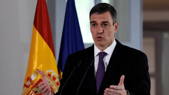 2025-04-22T120945Z_1805516924_RC2IVDAIYHEQ_RTRMADP_3_SPAIN-DEFENCE-1745499377 O Primeiro-Ministro espanhol Pedro Sánchez fala durante uma coletiva de imprensa na Embaixada da Espanha em Pequim, China, em 11 de abril de 2025.