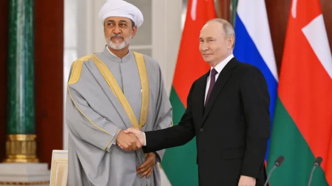 2025-04-22T145909Z_2061171607_RC223EAXSLK7_RTRMADP_3_RUSSIA-OMAN-1745337247 Imagem de Sultan Haitham bin Tariq Al Said de Omã e o Presidente Vladimir Putin da Rússia apertando as mãos após negociações no Kremlin, Moscou.