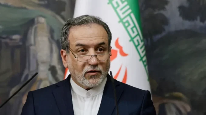2025-04-24T151234Z_154287987_RC2B0EAV0JWI_RTRMADP_3_IRAN-NUCLEAR-US-E3-1745510672 Ministro das Relações Exteriores do Irã, Abbas Araghchi, durante coletiva de imprensa, sinaliza disposição para negociações nucleares com potências europeias.