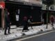 Pessoas caminham por cafés fechados após chamado da oposição para um boicote econômico massivo, seguindo a prisão do prefeito de Istambul, Ekrem Imamoglu, que desencadeou protestos em todo o país, em Istambul, Turquia, 2 de abril de 2025. REUTERS/Louisa Gouliamaki