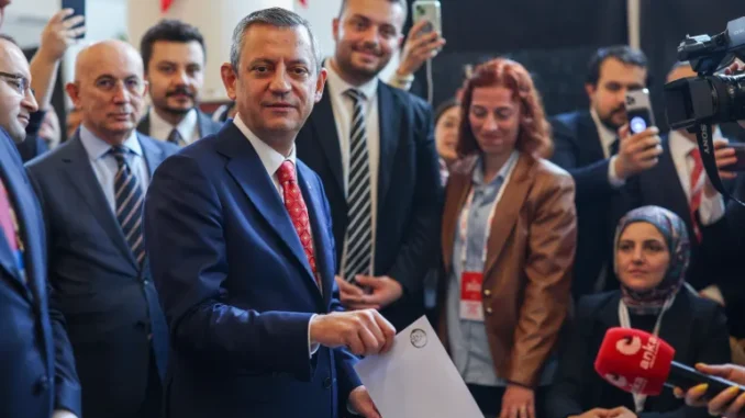 Ozel vota na pesquisa de liderança em Ancara. Foto: Divulgação/CHP via Anadolu Fonte: Al Jazeera