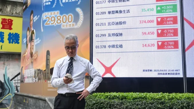 AFP__20250403__38XB4FB__v2__HighRes__TopshotHongKongChinaWorldMarkets-1744555013 Exclusões de tarifas concedidas pela administração Trump sobre eletrônicos importados da China.