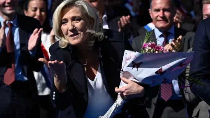 Marine Le Pen após discurso durante comício em Paris. Foto: Julien De Rosa/AFP Fonte: Al Jazeera