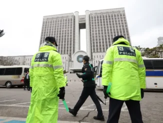 Policiais de guarda na entrada do Tribunal Distrital Central de Seul aguardando a chegada do ex-presidente da Coreia do Sul, Yoon Suk-yeol.
