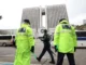 Policiais de guarda na entrada do Tribunal Distrital Central de Seul aguardando a chegada do ex-presidente da Coreia do Sul, Yoon Suk-yeol.