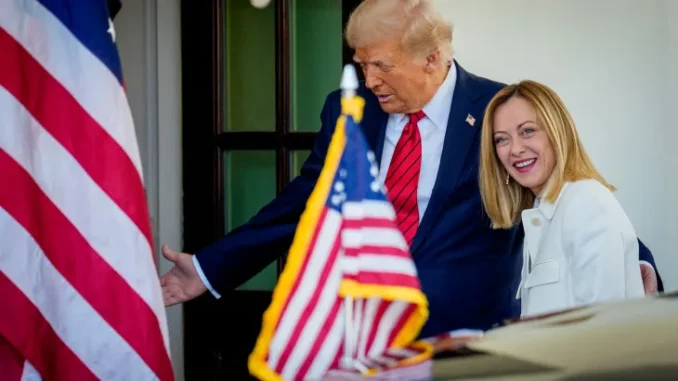 AFP__20250418__2210077525__v3__HighRes__PresidentTrumpMeetsWithVisitingItalianPrimeM-1744959020 Donald Trump e Giorgia Meloni durante reunião na Casa Branca, discutindo possível acordo comercial entre EUA e União Europeia.
