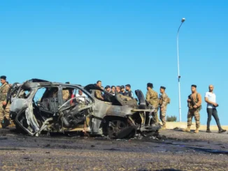 Soldados libaneses inspecionam o local próximo a um veículo destruído pelo fogo, supostamente atingido por um ataque israelense em Ghaziyeh, perto de Sidon.