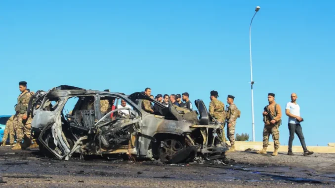 AFP__20250418__42QD3QJ__v1__HighRes__LebanonIsraelPalestinianConflict-1744991510 Soldados libaneses inspecionam o local próximo a um veículo destruído pelo fogo, supostamente atingido por um ataque israelense em Ghaziyeh, perto de Sidon.