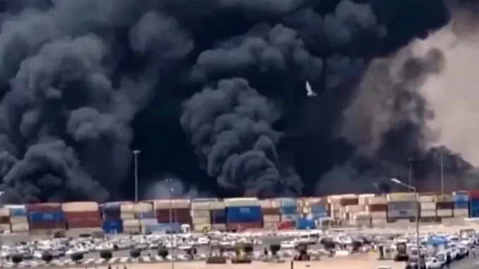 AFP__20250426__43KD8G2__v3__HighRes__TopshotIranPortExplosion-1745664928 Fumaça negra densa após explosão no porto Shahid Rajaei, em Bandar Abbas, Irã.