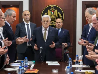Presidente da Autoridade Palestina, Mahmoud Abbas, lidera orações durante reunião do Comitê Executivo da Organização para a Libertação da Palestina (OLP) em Ramallah, 26 de abril de 2025.
