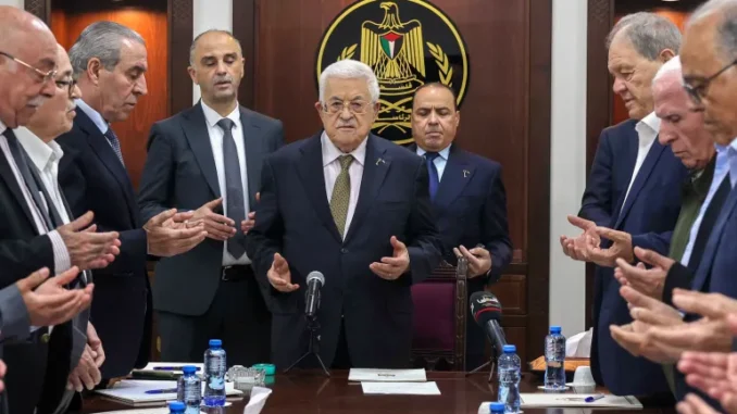 AFP__20250426__43LN6CQ__v2__HighRes__TopshotPalestinianIsraelConflictPoliticsPlo-1745690597 Presidente da Autoridade Palestina, Mahmoud Abbas, lidera orações durante reunião do Comitê Executivo da Organização para a Libertação da Palestina (OLP) em Ramallah, 26 de abril de 2025.