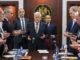 Presidente da Autoridade Palestina, Mahmoud Abbas, lidera orações durante reunião do Comitê Executivo da Organização para a Libertação da Palestina (OLP) em Ramallah, 26 de abril de 2025.