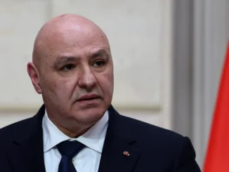 Presidente libanês Joseph Aoun em coletiva de imprensa, destacando a necessidade de cautela no desarmamento do Hezbollah.