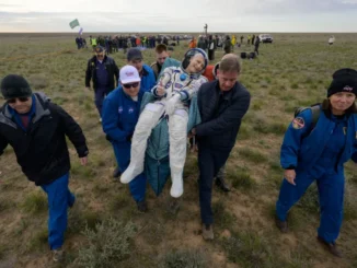 Astronauta da NASA Donald Pettit sendo levado para tenda médica após pouso da Soyuz MS-26 com cosmonautas russos Alexey Ovchinin e Ivan Vagner em Dzhezkazgan, Cazaquistão, 20 de abril de 2025.