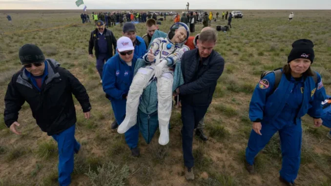 AP25110153297711-1745128261 Astronauta da NASA Donald Pettit sendo levado para tenda médica após pouso da Soyuz MS-26 com cosmonautas russos Alexey Ovchinin e Ivan Vagner em Dzhezkazgan, Cazaquistão, 20 de abril de 2025.