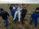 Astronauta da NASA Donald Pettit sendo levado para tenda médica após pouso da Soyuz MS-26 com cosmonautas russos Alexey Ovchinin e Ivan Vagner em Dzhezkazgan, Cazaquistão, 20 de abril de 2025.