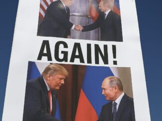 Cartaz com imagens de Donald Trump e Vladimir Putin apertando as mãos, com a palavra "AGAIN!" em destaque, durante protesto em frente a prédio histórico.