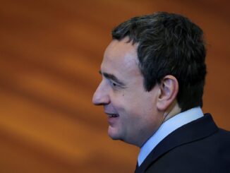 Albin Kurti, primeiro-ministro cessante de Kosovo, chega para a sessão plenária em Pristina, Kosovo, para eleger o novo presidente do parlamento em 25 de abril de 2025.