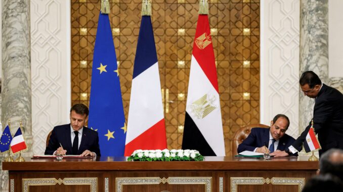 FQ2XHTAOH5JX7DNNSFERWE4ZSI O presidente egípcio, Abdel Fattah al-Sisi, e o presidente francês, Emmanuel Macron, assinam acordos bilaterais durante reunião no Palácio Presidencial no Cairo, Egito, em 7 de abril de 2025. Foto: Ludovic Marin/Pool via REUTERS