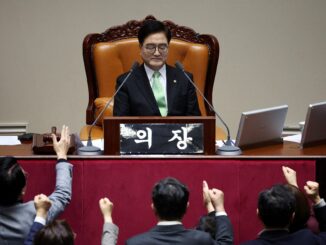 Parlamentares do Partido do Povo no poder na Coreia do Sul protestam contra o presidente da Assembleia Nacional, Woo Won-shik, durante a votação de impeachment do presidente interino e primeiro-ministro Han Duck-soo, em sessão plenária na Assembleia Nacional em Seul, Coreia do Sul, em 27 de dezembro de 2024. Foto: REUTERS/Kim Hong-Ji/Arquivo
