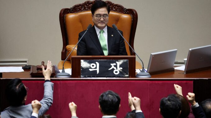 H6J3RA6KYJJ4TMSCNCMKSEGCVI Parlamentares do Partido do Povo no poder na Coreia do Sul protestam contra o presidente da Assembleia Nacional, Woo Won-shik, durante a votação de impeachment do presidente interino e primeiro-ministro Han Duck-soo, em sessão plenária na Assembleia Nacional em Seul, Coreia do Sul, em 27 de dezembro de 2024. Foto: REUTERS/Kim Hong-Ji/Arquivo