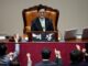 Parlamentares do Partido do Povo no poder na Coreia do Sul protestam contra o presidente da Assembleia Nacional, Woo Won-shik, durante a votação de impeachment do presidente interino e primeiro-ministro Han Duck-soo, em sessão plenária na Assembleia Nacional em Seul, Coreia do Sul, em 27 de dezembro de 2024. Foto: REUTERS/Kim Hong-Ji/Arquivo