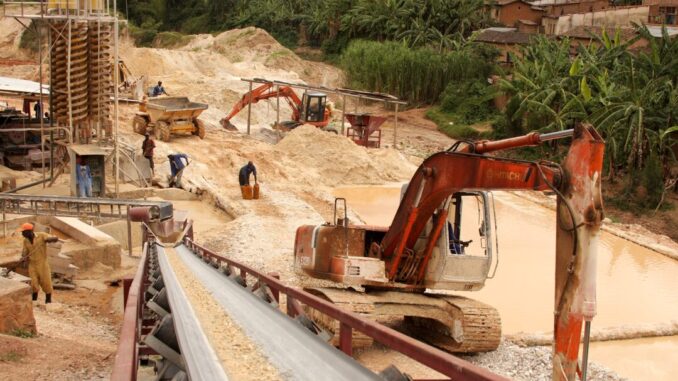 K44OGZUAUBOQZHH4YJMCDWWVXE **Alt Text:** Uma visão geral mostra minério de cassiterita e tântalo em uma planta de processamento mineral semi-industrial em Gatumba, no oeste de Ruanda, em 25 de novembro de 2009. **Legenda:** Minérios de cassiterita e tântalo sendo processados em uma planta semi-industrial em Gatumba, oeste de Ruanda, novembro de 2009. **Descrição:** A imagem retrata um processo de extração e beneficiamento de minerais em uma planta semi-industrial em Gatumba, localizada no oeste de Ruanda. O local é conhecido pela produção de cassiterita (um mineral rico em estanho) e tântalo, que são componentes essenciais na fabricação de diversos dispositivos eletrônicos. Esses minerais têm grande importância estratégica para a economia de Ruanda, apesar de estarem frequentemente ligados a questões de exploração e conflitos na região. **Resumo:** Em uma planta de processamento semi-industrial em Gatumba, Ruanda, minérios de cassiterita e tântalo são processados, destacando a relevância dessa atividade na economia local e a controvérsia em torno da mineração de recursos estratégicos na região.