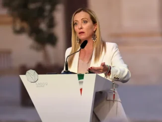 Primeira-ministra da Itália, Giorgia Meloni, fala durante uma coletiva de imprensa em Valletta, Malta.