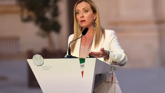 Meloni-1696504844 Primeira-ministra da Itália, Giorgia Meloni, fala durante uma coletiva de imprensa em Valletta, Malta.
