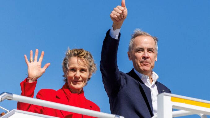QWYV56GRWRIE5O4P24ETWOIKFI Mark Carney, primeiro-ministro do Canadá, e sua esposa, Diana Fox Carney, acenam ao público durante sua campanha eleitoral no Aeroporto Internacional de Halifax Stanfield, Nova Escócia, 21 de abril de 2025.