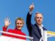 Mark Carney, primeiro-ministro do Canadá, e sua esposa, Diana Fox Carney, acenam ao público durante sua campanha eleitoral no Aeroporto Internacional de Halifax Stanfield, Nova Escócia, 21 de abril de 2025.