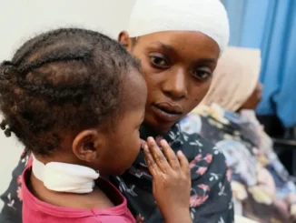 Mulher e filha recebem atendimento médico após ataque de drone em Atbara, estado do Rio Nilo, Sudão.
