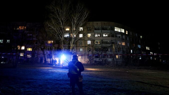VG25UHWXOBLWRBN3F3E5CFUEFE Vista de uma área residencial após um ataque de míssil russo em Kryvyi Rih, Ucrânia, em 4 de abril de 2025. Foto: REUTERS/Violeta Santos Moura