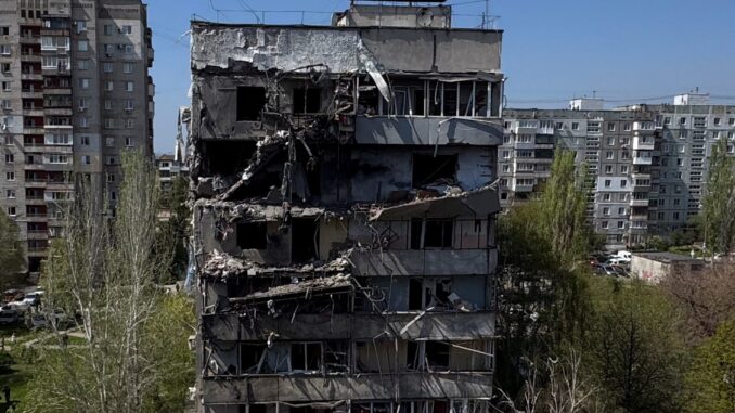 VGAR2WY3GJL3TNI4W4U4CAFRH4 Prédio residencial danificado após ataque aéreo russo em Zaporizhzhia, Ucrânia, em 22 de abril de 2025.