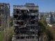 Prédio residencial danificado após ataque aéreo russo em Zaporizhzhia, Ucrânia, em 22 de abril de 2025.