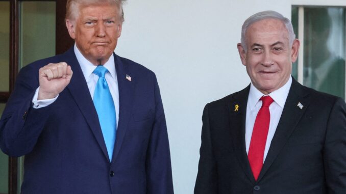 YKJSQOBMCVKMZE2CI4XSMAIK7I O presidente dos EUA, Donald Trump, recebe o primeiro-ministro israelense Benjamin Netanyahu na entrada da Casa Branca em Washington, EUA, em 4 de fevereiro de 2025. Foto: REUTERS/Leah Millis/Arquivo