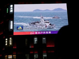 Um navio da Guarda Costeira da China é visto em uma tela gigante exibindo reportagens sobre as patrulhas de fiscalização da guarda costeira nas águas ao redor de Taiwan, do lado de fora de um shopping center em Pequim, China, em 1º de abril de 2025. REUTERS/Florence Lo