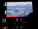 Um navio da Guarda Costeira da China é visto em uma tela gigante exibindo reportagens sobre as patrulhas de fiscalização da guarda costeira nas águas ao redor de Taiwan, do lado de fora de um shopping center em Pequim, China, em 1º de abril de 2025. REUTERS/Florence Lo