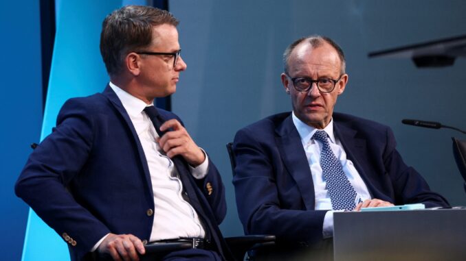 ZQLWMJTNFJNXPM6LCZ2YIQSRIM Friedrich Merz e Carsten Linnemann na conferência da CDU para assinatura do acordo de coalizão em Berlim, abril de 2025.