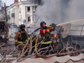 Socorristas ucranianos combatem incêndio após ataque com míssil russo em Sumy, em 13 de abril de 2025.