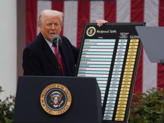 Trump anunciou as chamadas "tarifas recíprocas" em 2 de abril na Casa Branca. DEMÉTRIO FREEMAN/huffingtonpost