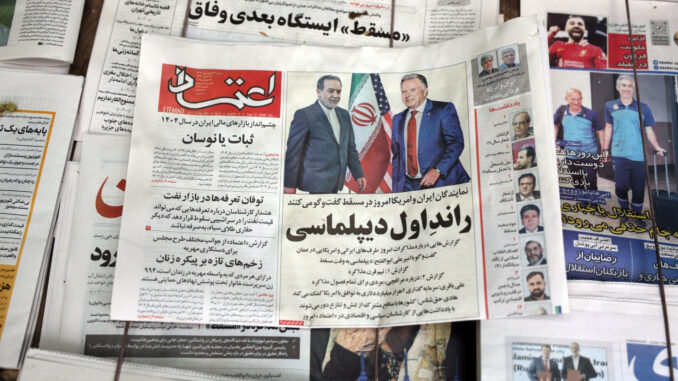 f3e07219-4618-4ec3-a49b-2f6746404b97 Uma cópia do jornal diário iraniano Etemad, intitulado "Primeira Rodada de Diplomacia", com uma fotografia do Ministro das Relações Exteriores iraniano Abbas Araghchi e do Enviado Especial dos EUA para o Oriente Médio Steve Witkoff, em uma banca de jornal em Teerã, Irã, 12 de abril de 2025. EFE