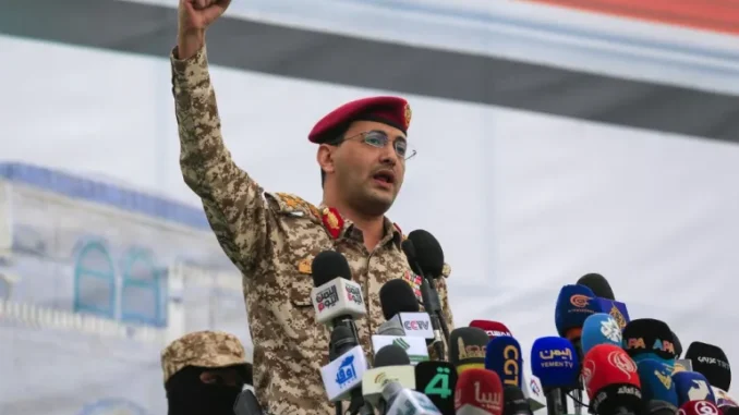 000_44AT8ZQ-1746203472 Yahya Saree, porta‑voz militar do grupo Houthi, faz um discurso em solidariedade aos palestinos e à Faixa de Gaza, condenando Israel e os EUA, em Sanaa, em 2 de maio de 2025.