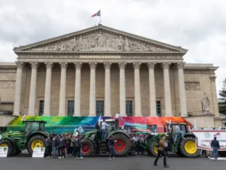 Tratores estacionados em frente à Assembleia Nacional da França durante protesto de agricultores em Paris, 26 de maio de 2025