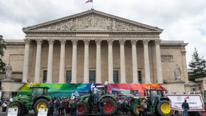 13082610-1748271444 Tratores estacionados em frente à Assembleia Nacional da França durante protesto de agricultores em Paris, 26 de maio de 2025