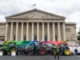 Tratores estacionados em frente à Assembleia Nacional da França durante protesto de agricultores em Paris, 26 de maio de 2025