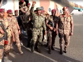 General Abdel Fattah al-Burhan levantando o punho após desembarcar de helicóptero em Cartum, Sudão, em 26 de março de 2025.